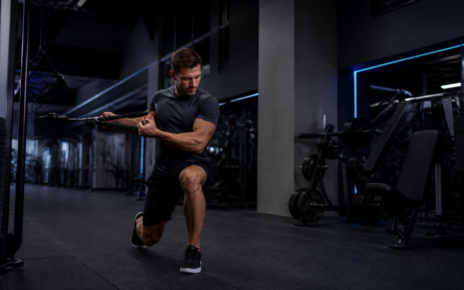 Athlete training in a modern gym for the Fit For U fitness website concept